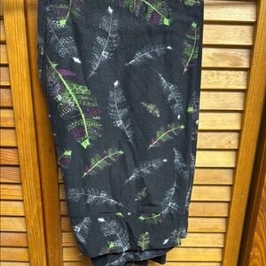 Patterned Leggings with Feather Design